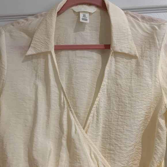 Delicate cream cross tie blouse from H&M.🍨 - Picture 3 of 8